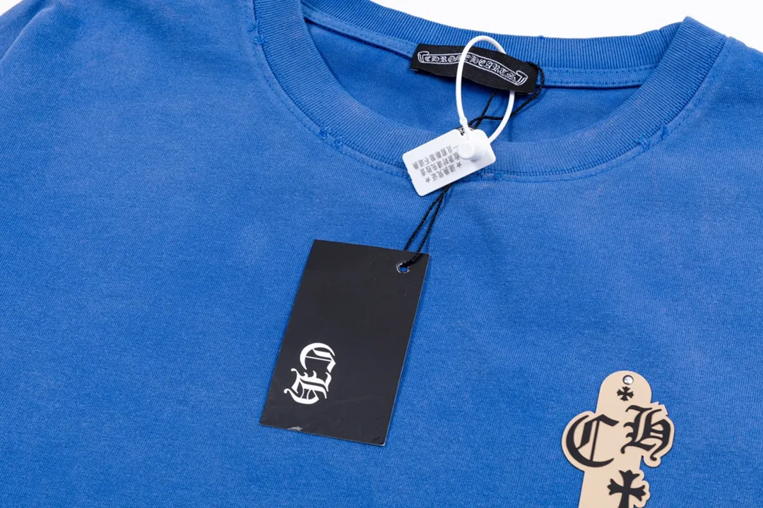 P220 CHROME HEARTS LoGo is fashionable and elegant, with dropped shoulders. The fabric is made of 26s double-yarn combed cotton compact spinning yarn with a weight of 280. It is matched with 1*1 Salona rib. The fabric is fermented and has a loose fit. Color: Blue Size: S～XXL